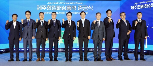 ▲이호현 기후에너지부 차관(왼쪽 다섯번째) 등 주요 관계자들이 준공식에 참석, 기념촬영을 하고 있다.