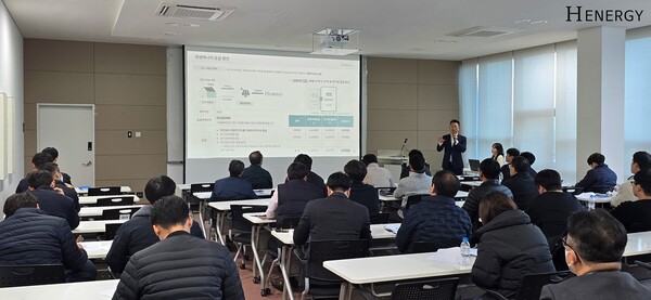 ▲최인선 에이치에너지 이사가 지난달 25일 경기도 안성시 산업단지 입주기업을 대상으로 RE100 대응을 위한 설명회를 진행하는 모습.