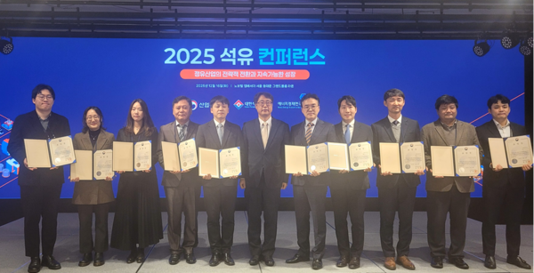 ▲ 산업부 석유산업과장이 석유 유통질서 확립 유공자 10명에 대해 산업부장관 표창을 시상한 후 기념 촬영을 하고 있다.