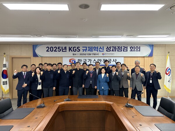▲ 2025년 규제혁신 전략위원회에 참석한 참석자들이 기념 촬영하고 있다.