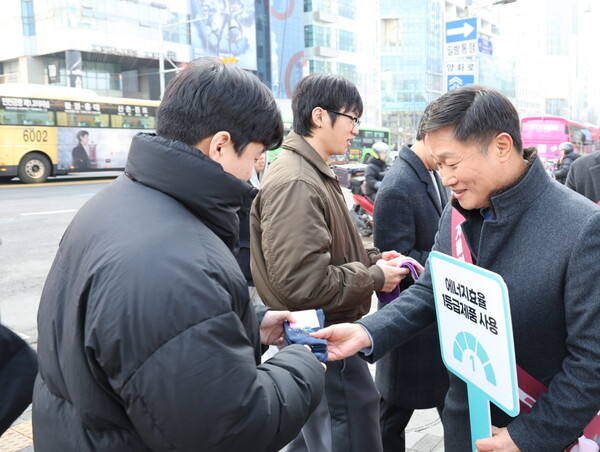 ▲김성완 에너지공단 수요관리이사가 시민들에게 수면양말을 나눠주고 있다.