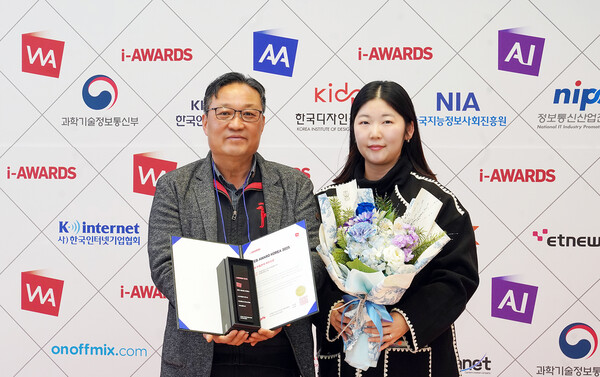 ▲ HS효성첨단소재 홍보담당인 한창석 상무(왼쪽)와 정한나 브랜드팀 프로(오른쪽)가 기념 촬영을 하고 있다.