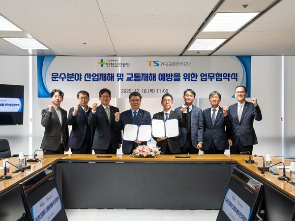 ▲ 김현중 안전보건공단 이사장(좌 4번째)이 ‘운수분야 산업재해 및 교통재해 예방을 위한 업무협약’을 체결한 후 정용식 교통안전공단 이사장(우 4번째) 및 참석자들과 기념 촬영을 하고 있다.