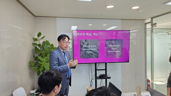 ▲김세종 피브코리아 대표가 기자간담회에서 그룹 비전을 설명하고 있다.