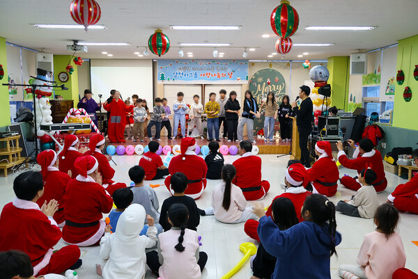 ▲삼천리그룹이 19일 지역사회 소외계층 아동·청소년에게 특별한 크리스마스를 선사하는 ‘사랑나눔의 날’을 개최했다.