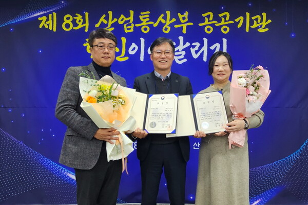 ▲가스공사는 18일 정부세종청사에서 개최된 ‘제8회 산업통상자원부 혁신 이어달리기’에서 민원서비스 혁신 부문과 일하는 방식 혁신 부문에서 각각 장관상을 수상했다.