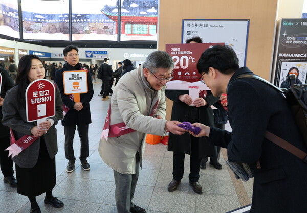 ▲시민에게 수면양말을 나눠주고 있는 박병춘 에너지공단 부이사장.