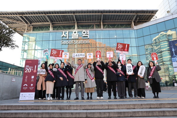 ▲캠페인에 참여한 관계자들이 기념촬영을 하고 있다.