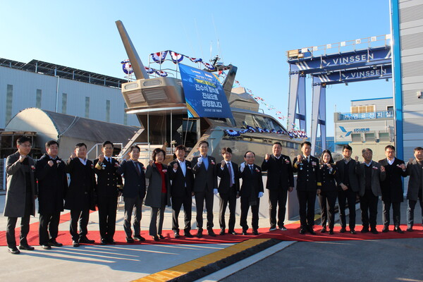 ▲ 수소연료전지 추진선박 ‘하이드로 제니스’ 진수식에서 주요 내빈들이 기념촬영을 하고 있다.