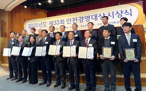 ▲ 정호준 엘앤에프 구지1공장장(앞줄 우 3번째)과 관계자들이 제33회 안전경영대상 시상식에서 기념촬영을 하고 있다.