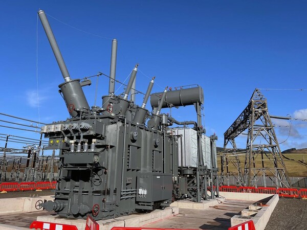 ▲ 효성중공업이 2025년 영국 스코틀랜드에 설치한 초고압변압기.