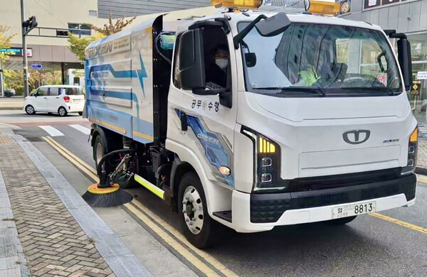 ▲ 타타대우모빌리티의 준중형전기트럭 기쎈 전기노면청소차.