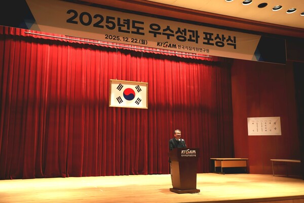 ▲ 권이균 원장이 송년사를 하고 있다.