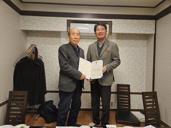 ▲ 환경에너지조합 이사장인 유수륜 (주)두원에너지 회장(우)이 전상선 대영에너지 대표로부터 중기부장관 표창을 받은 후 기념 촬영을 하고 있다.