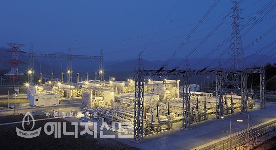 내년 1분기(1~3월) 전기요금이 현 수준에서 동결되고, 1월 조정되는 민수용 도시가스 도매요금(주택용,일반용)도 동결된다.