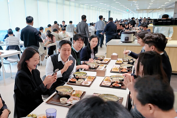 ▲지난 10월, 정기선 HD현대 회장(왼쪽 두번째)이 경기도 성남 HD현대 글로벌R&D센터(GRC) 구내식당에서 임직원들과 점심을 함께하며 현장 소통에 나서고 있다.