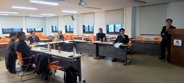 ▲ 적정 LPG용기 재검사 수수료 연구용역 결과에 대한 설명을 참석자들이 듣고 있다.