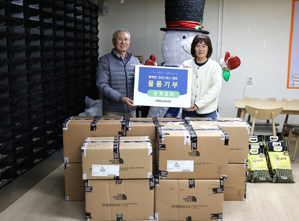 ▲ 인천도시가스 이상규 상무이사(좌측)가 신명보육원 권옥희 사무국장에게 동계점퍼를 전달한 뒤 기념촬영을 하고 있다.