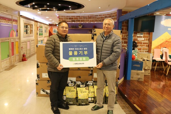 ▲ 인천도시가스 이상규 상무이사(우측)가 해피홈보육원 이성일 원장에게 동계점퍼를 전달한 뒤 기념촬영하고 있다.