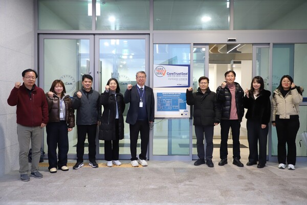 ▲ 권이균 KIGAM 원장과 한종규 지질자원데이터연구실장(가운데)를 비롯 관련 직원들이 ‘지오빅데이터 오픈플랫폼’의 CTS 국제인증 현판식을 갖고 기념촬영을 하고 있다. 