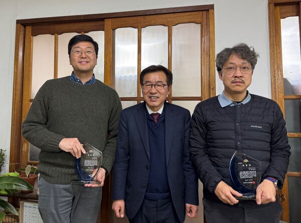 ▲ 전형식 충남도 정무부지사(가운데)가 모빌리티 산업발전 유공 도지사 표창을 수여한 후 장기태 KAIST 모빌리티연구소장(좌), 김용주 충남대 교수(우)와 기념 촬영을 하고 있다.