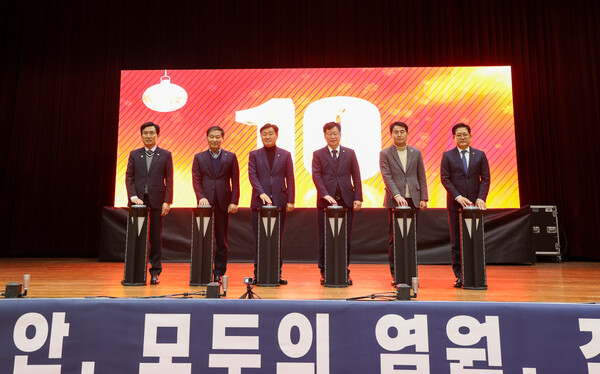 ▲(왼쪽부터) 동창옥 진안군의회 의장, 전춘성 진안군수, 김관영 전북특별자치도지사, 안호영 국회의원, 전용태 전북도의원, 권명호 한국동서발전 사장이 양수발전 유치기원 행사 시작을 위한 카운트다운 버튼을 누르고 있다. 