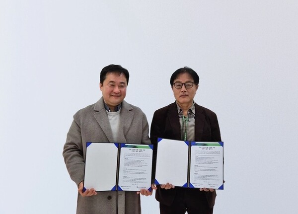 ▲ 김지수 디카본 대표(우)가 의료기관 폐기물 사업 위해 MOU를 체결한 후 지엔이노베이션과 기념 촬영을 하고 있다.