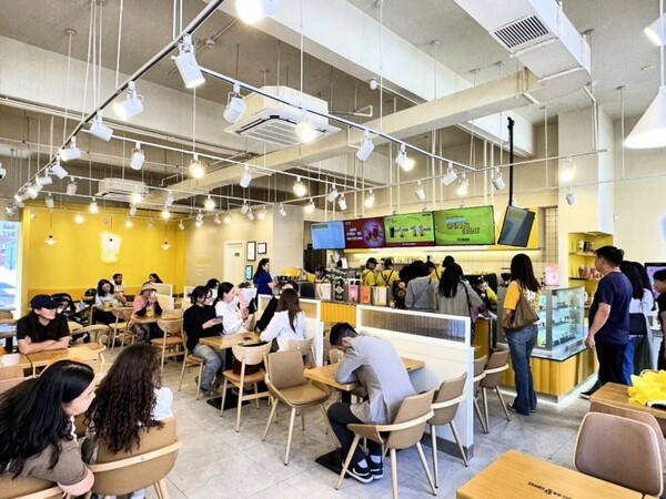 ▲ 메가MGC커피의 몽골 5호점 오픈식 당일 내부 전경