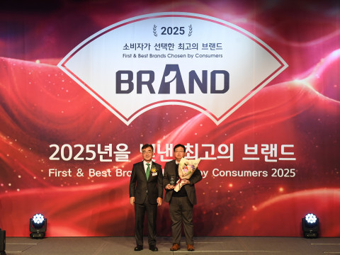 ▲ 강원규 에쓰-오일토탈에너지스윤활유 영업 마케팅 부문 부사장(우)이 ‘소비자가 선택한 최고의 브랜드상’을 수상한 후 기념 촬영을 하고 있다.