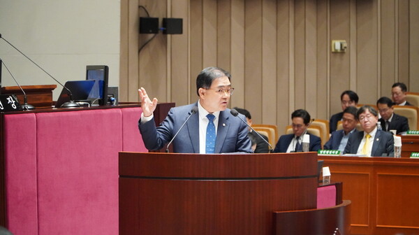 ▲ 허성무 의원이 예결위에서 질의를 하고 있다.