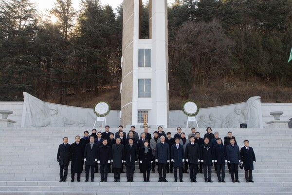 ▲ 최연혜 한국가스공사 사장을 비롯한 경영진과 주요 간부 등 40여명은 시무식 후 대구 앞산 충혼탑을 참배했다.