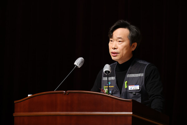 ▲강창호 위원장이 시무식에서 신년인사를 하고 있다.