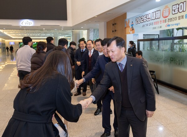 ▲이정복 서부발전 사장이 출근하는 직원들과 악수를 나누는 모습.