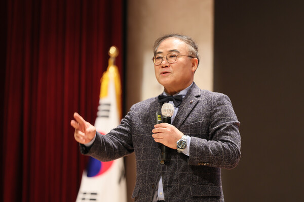 ▲임진모 대중음악평론가가 특강을 진행하고 있다.