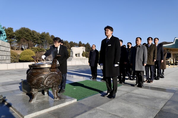 ▲ 김의겸 새만금개발청장이 5일 시무식을 가진 후 대전 현충원을 참배하고 있다.