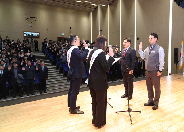 ▲동서발전 임직원들이 중대재해 제로 달성 노·사 공동 결의대회를 진행하고 있다.