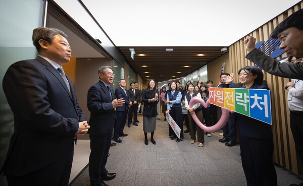 ▲김준동 사장을 비롯한 경영진이 각 사무실을 순회하며 직원들과 신년인사를 나누고 있다.