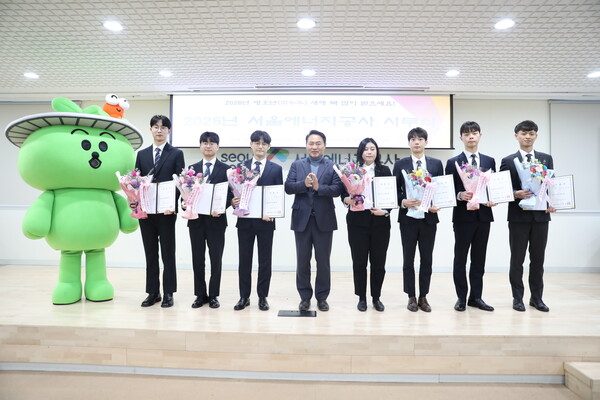 ▲황보연 서울에너지공사 사장이 2026년 신규임용 직원들과 기념촬영을 하고 있다. 