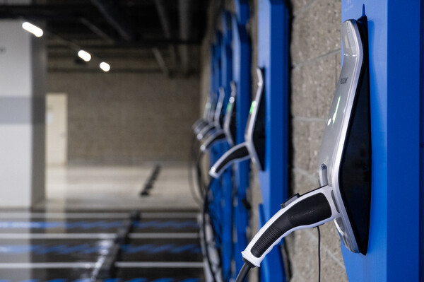 ▲ 주차공간에 설치된 플러그링크 충전기.