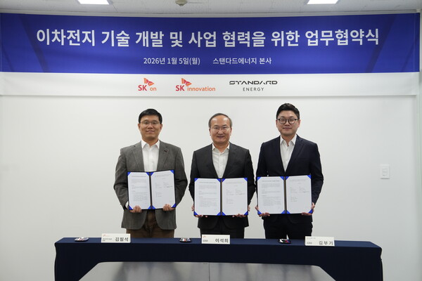 ▲ (왼쪽부터) 김필석 SK이노베이션 환경과학기술원장, 이석희 SK온 사장, 김부기 스탠다드에너지 대표가 5일 대전 대덕구 스탠다드에너지 본사에서 ‘이차전지 기술 개발 및 사업 협력을 위한 업무협약식’ 체결 후 기념 촬영을 하고 있다.