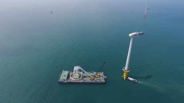 ▲ 서남해 해상풍력 1단계 실증사업(2018년)에 해저 케이블이 시공되고 있다.