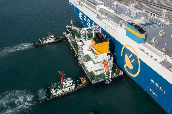 2025년말 기준 전세계에서 LNG추진선 846척, LNG벙커선 62척이 운항중인 것으로 분석됐다. (사진은 LNG 벙커링선 블루웨일호가 자동차운반선에 LNG연료를 벙커링하고 있다.)