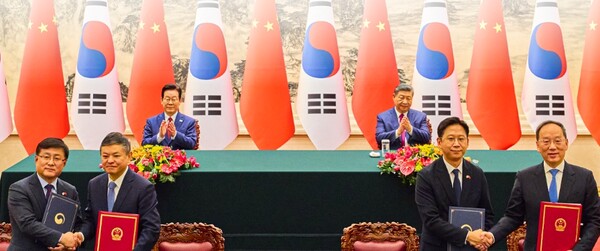 ▲ 5일 한중 환경장관은 이재명 대통령과 시진핑 국가주석이 함께한 자리에서 ‘한중 환경 및 기후 협력에 관한 양해각서(개정안)’에 서명했다. (사진출처: 청와대)