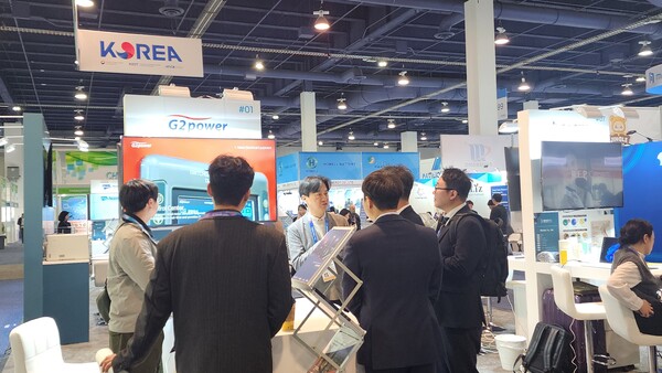 ▲이동준 지투파워 부사장(CTO, 가운데)이 제품을 설명하고 있다.