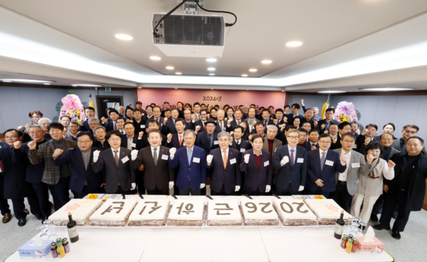 ▲ 조인호 회장을 비롯 기계설비건설업계 대표들이 2026년의 힘찬 도약을 기원하며 시루떡을 자르고 있다.