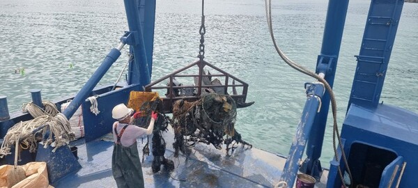 ▲ 해양환경공단이 지난해 전국 주요 항만과 연안 해역에서 타이어·폐어구 등 해양침적폐기물 약 7300톤을 수거·처리하며 연간 목표 대비 초과 달성했다.