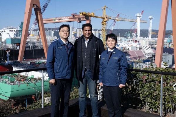 ▲ 인도 타밀나두(Tamil Nadu) 주(州) 정부 대표단 일행이 8일 HD현대중공업을 방문해 조선소 야드를 둘러보고, 실제 선박 건조 현장을 참관했다. (왼쪽부터 최한내 HD한국조선해양 기획부문장, 라자(T.R.B Rajaa) 타밀나두 주 산업부 장관)
