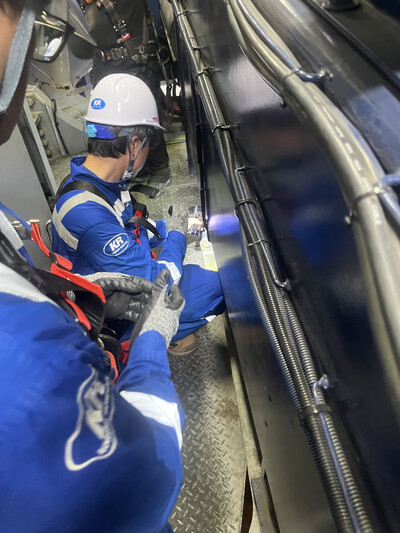 ▲ KR 검사원이 풍력발전시설의 안전점검을 수행하고 있다.