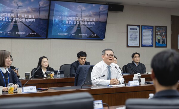 ▲윤상옥 남부발전 재생에너지본부장이 ‘2025년도 초거대 AI 확산 생태계 조성사업’ 완료보고회에서 관계자들을 격려하고 있다.