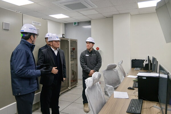 ▲윤상옥 재생에너지전무(왼쪽 두 번째)가 지난 8일 하이창원 연료전지 건설현장을 찾아 안전관리 및 운영 상황을 점검했다.